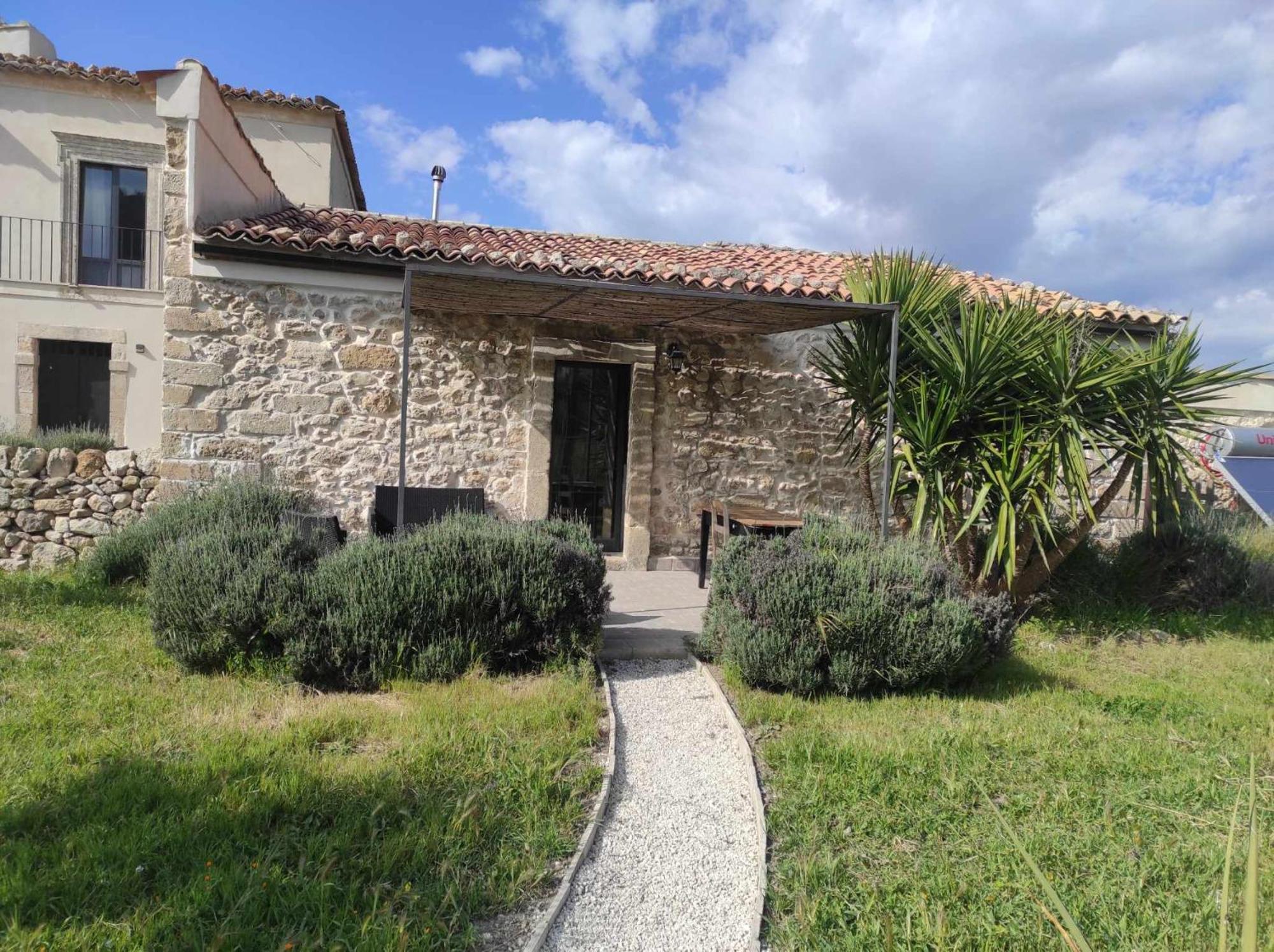 Bramasole Charming House Hotel Comiso Exterior photo